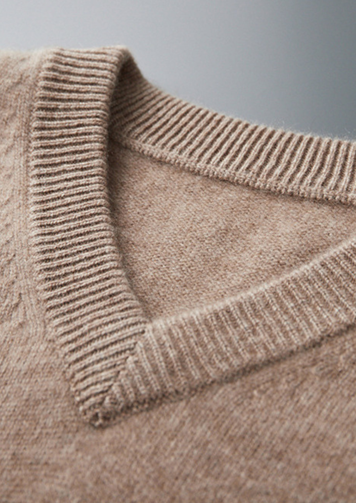 PURE CASHMERE ESSENTIAL V-NECK SWEATER