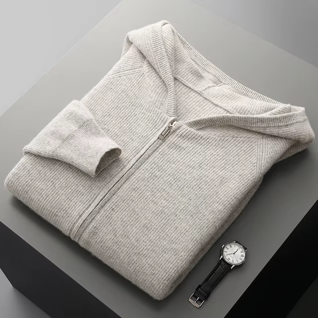 HOODIE MIT REISSVERSCHLUSS AUS EXTRAFEINER MERINO 